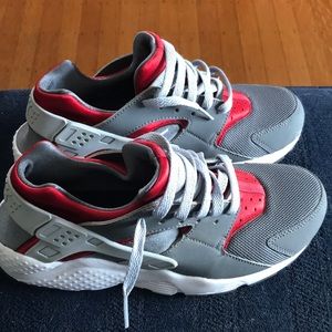 BRAND NEW size 7Y Nike Hurache Boys Sneakers